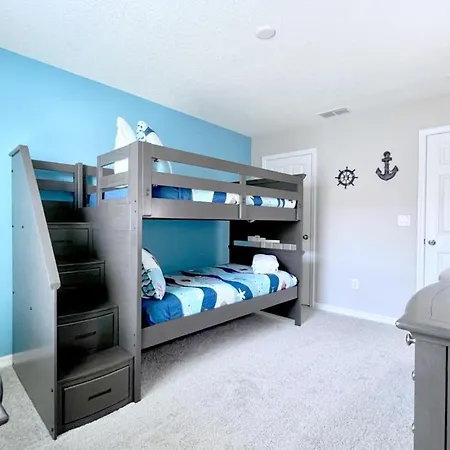 Beautiful 5 Bedroom Town Home With Splash Pool Home